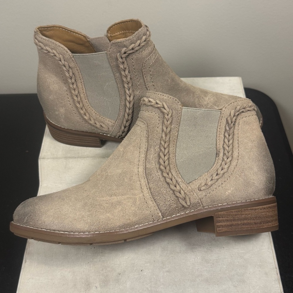 Earth Etnika Bootie, 10W, Taupe color, NWOT - Picture 8 of 15